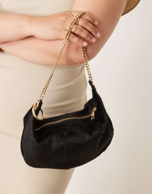 ASOS DESIGN - Pouch-Clutch in Schwarz mit Ponyfell-Optik und goldfarbenen Metall-Highlights