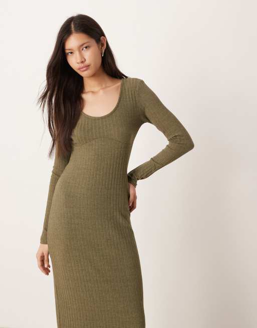 ASOS DESIGN – Prążkowana oliwkowa sukienka midi z długimi rękawami, dekoltem w kształcie litery U i ozdobnym szwem pod biustem