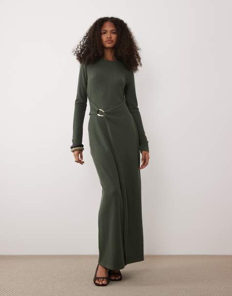 ASOS DESIGN – Prążkowana sukienka midi w kolorze khaki ze złotym metalowym elementem - view 1