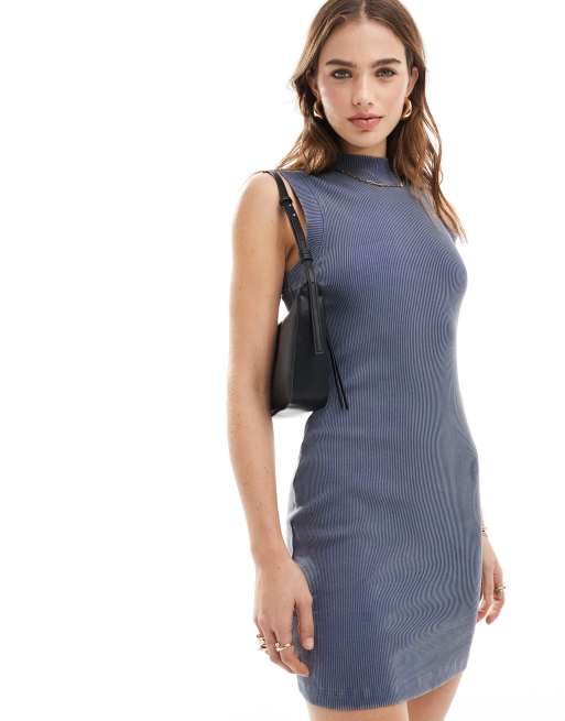 ASOS DESIGN – Prążkowana sukienka mini bez rękawów z zabudowanym dekoltem w kolorze spranego denimu w stylu lat 90.