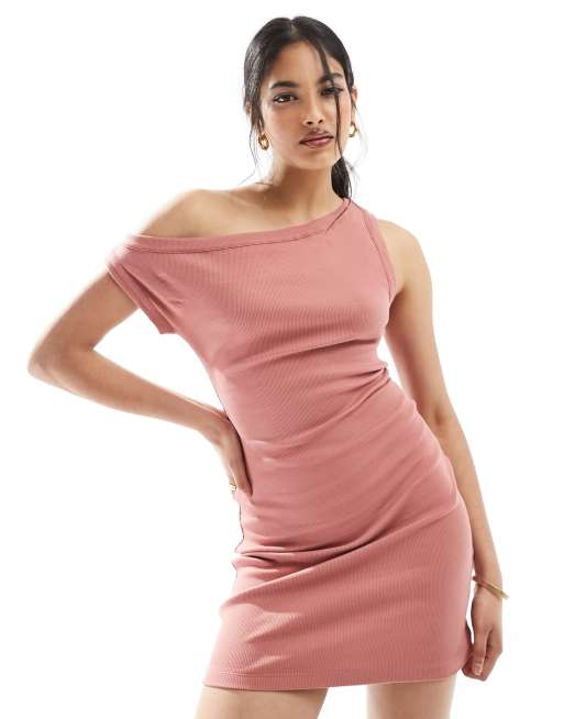 ASOS DESIGN – Prążkowana sukienka mini z opadającym ramieniem w zgaszonym kolorze różowym