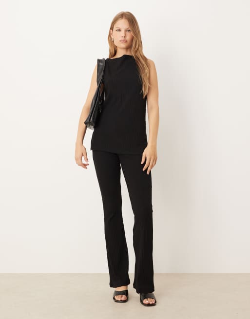 ASOS DESIGN – Czarny zestaw prążkowany: top o wydłużonym fasonie bez rękawów z prostym dekoltem i spodnie z rozszerzanymi nogawkami, 2 z 3