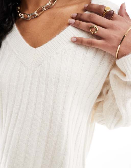 ASOS DESIGN – Prążkowany kremowy sweter z dekoltem w szpic, 3 z 4