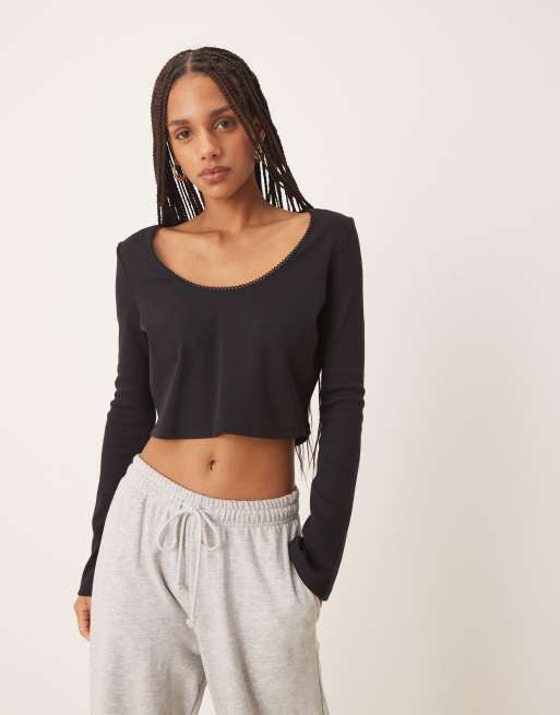 ASOS DESIGN – Prążkowany krótki czarny top o pudełkowym kroju z długim rękawem i ozdobnym wykończeniem