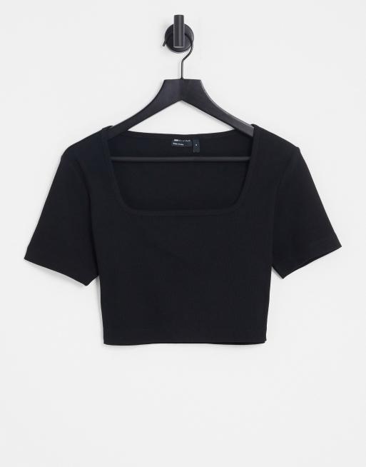 ASOS DESIGN – Prążkowany krótki top o kroju podkreślającym sylwetkę w kolorze czarnym z dekoltem karo