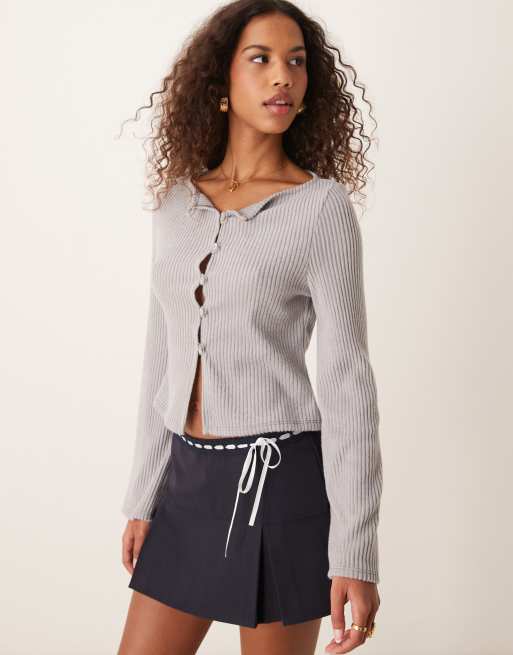 ASOS DESIGN – Prążkowany szczotkowany kardigan o pudełkowym kroju z długim rękawem i dekoltem w łódkę w szarym kolorze