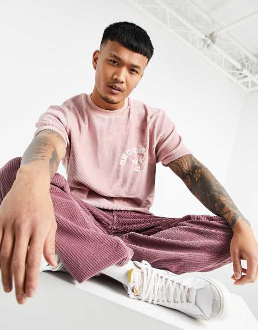 ASOS DESIGN – Prążkowany T-shirt o luźnym kroju ze sztruksu w kolorze zgaszonego różu z haftowanym napisem „Brooklyn”