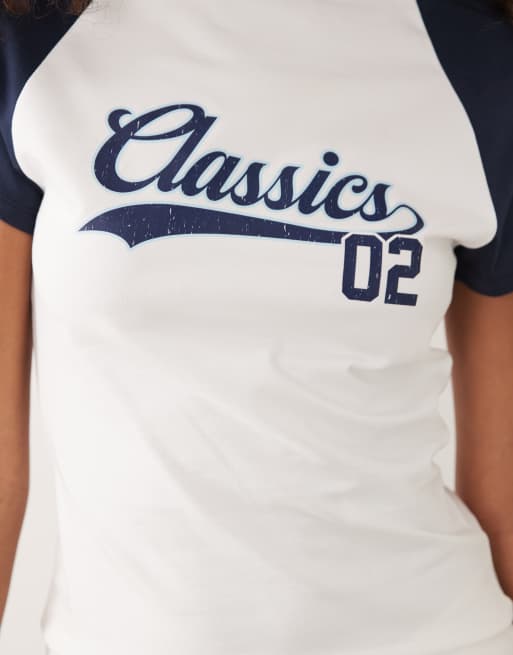 ASOS DESIGN – Prążkowany top z odsłoniętymi ramionami i nadrukiem „Classic 02“, 2 z 4