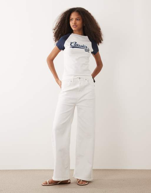 ASOS DESIGN – Prążkowany top z odsłoniętymi ramionami i nadrukiem „Classic 02“, 3 z 4