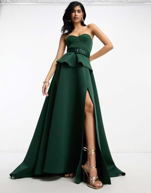 ASOS DESIGN Premium – Ciemnozielona sukienka maxi z dekoltem bandeau, baskinką, paskiem i rozcięciem na udzie