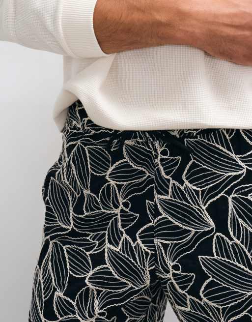 ASOS DESIGN Premium Co-ord-Shorts mit All-over-Blumenstickerei in Schwarz, 5 von 5