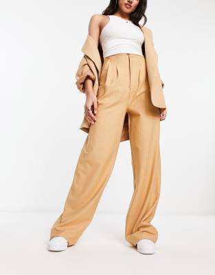 ASOS DESIGN - Premium - Elegante Stretchhose in Camel mit Nadelstreifen-Bunt