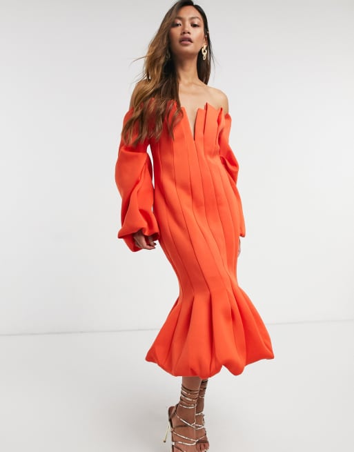 ASOS DESIGN Premium – Gesäumtes Midaxikleid mit Verstärkung, gestuftem Ausschnitt und Strukturierung in Orange