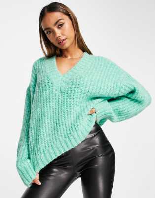 ASOS DESIGN - Premium - Grob gestrickter Oversize-Pullover in Grün aus flauschigem Garn mit V-Ausschnitt