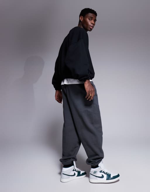 ASOS DESIGN premium heavyweight boxy extreme oversized sweatshirt with elasticated cuffs and hem 400gsm in black, 3 of 4