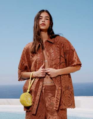 ASOS DESIGN - Premium - Hemd in Mokka mit Lochstickerei, Kombiteil-Braun
