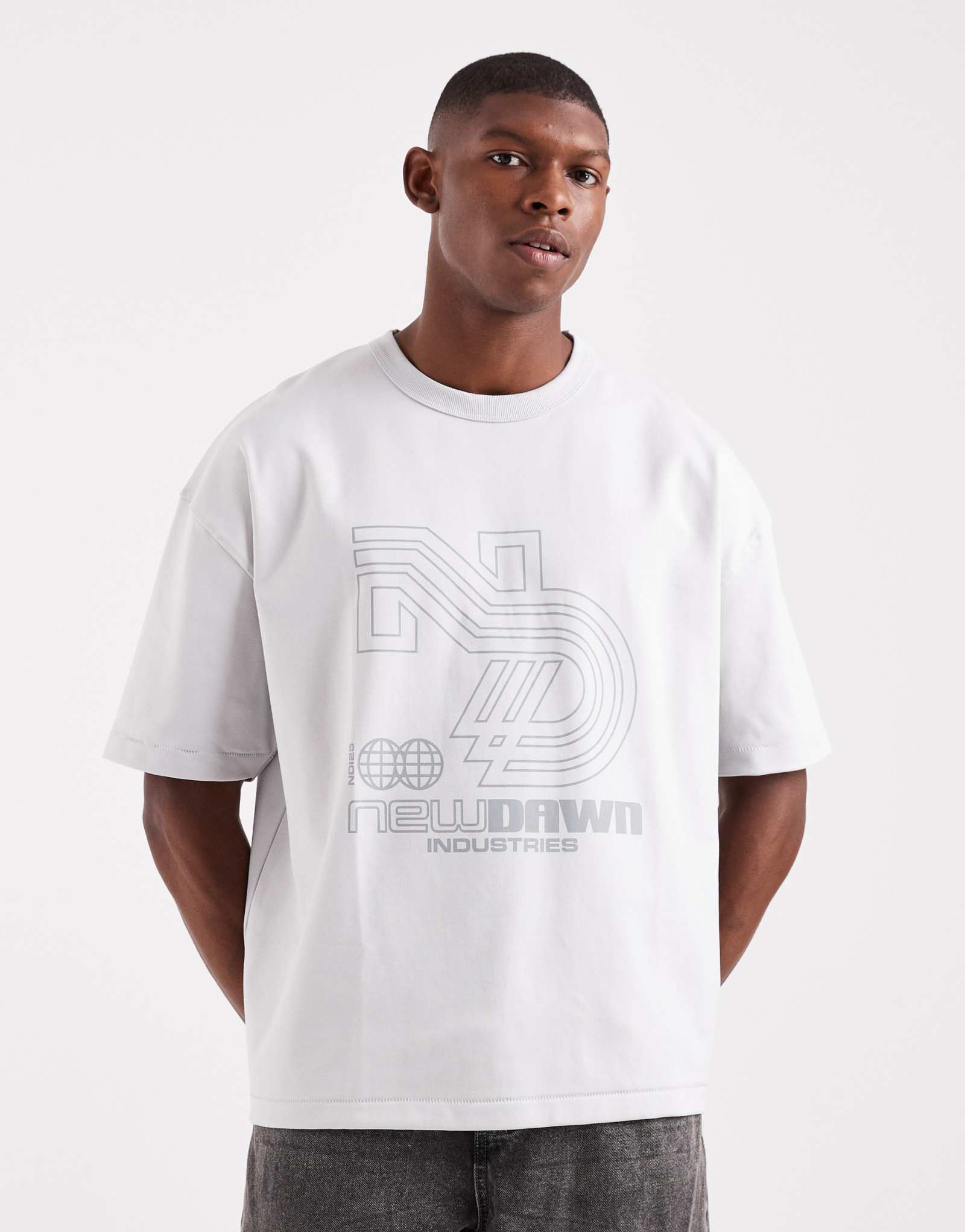 Облегающая футболка оверсайз премиум-класса из интерлока ASOS DESIGN с уличным рисунком и вышивкой серого цвета 