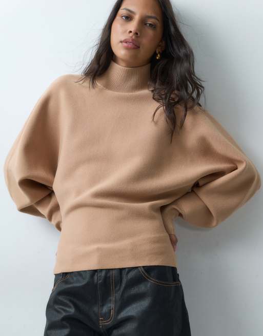 ASOS DESIGN premium jersey compacto de cuello alto y manga murciélago en camel, 3 de 5
