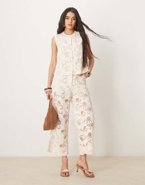 ASOS DESIGN – Premium – Kärnmjölksgult set med topp och culotte-byxor med blommiga, utskurna detaljer - view 1