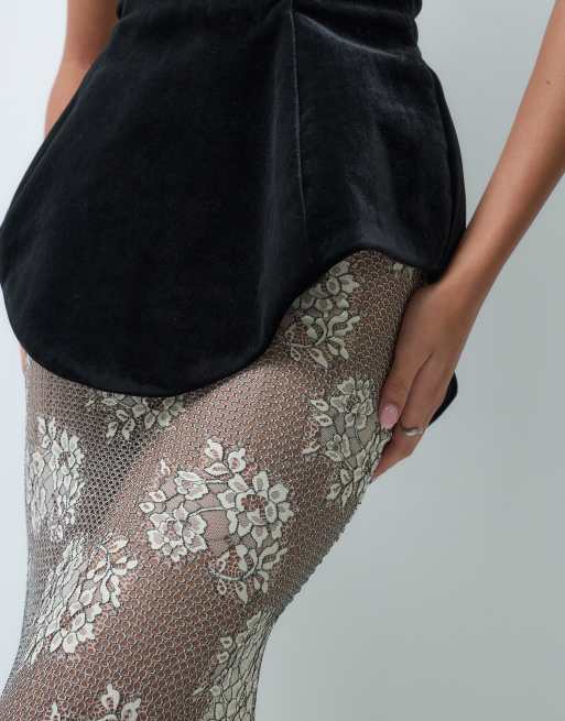 ASOS DESIGN Premium klänning i sammet med figurnära passform och maxikjol i spets, svart, 3 av 5