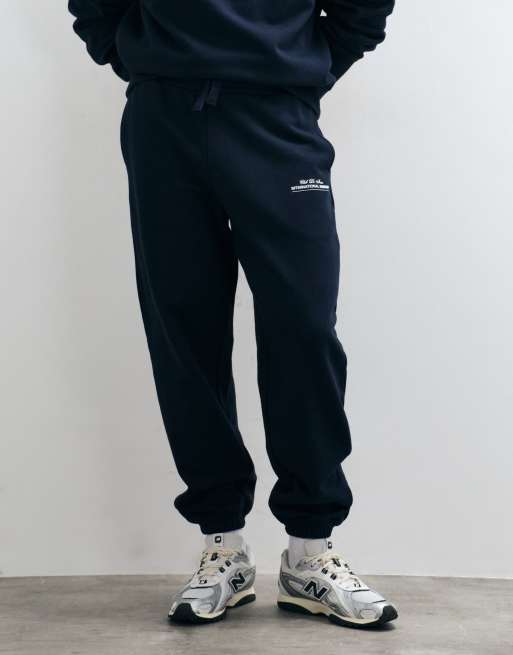 ASOS DESIGN premium kraftiga oversize-joggingbyxor med tryck i marinblått, 2 av 10