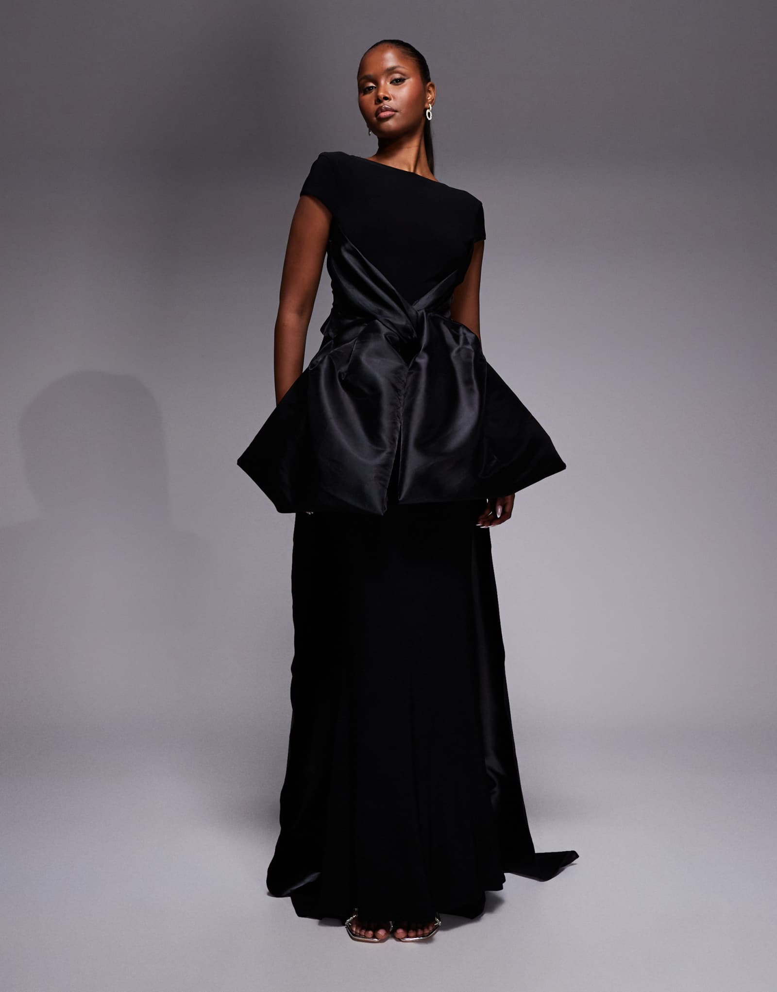 Макси-платье премиум-класса от ASOS DESIGN с атласным контрастным бантом спереди и шлейфом черного цвета