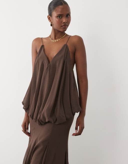 ASOS DESIGN premium maxi-jurk met blouson taille, camitop en godets in chocoladebruin, 2 van 4