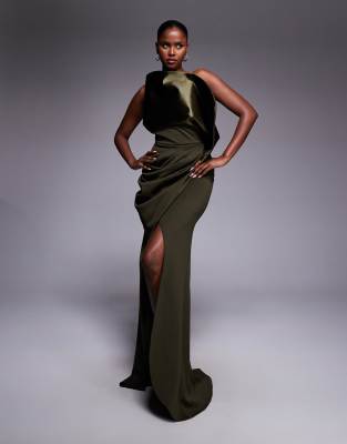 ASOS DESIGN - Premium - Maxikleid mit geraffter Hüftpartie und strukturiertem, drapiertem Ausschnitt aus Satin in Khaki-...