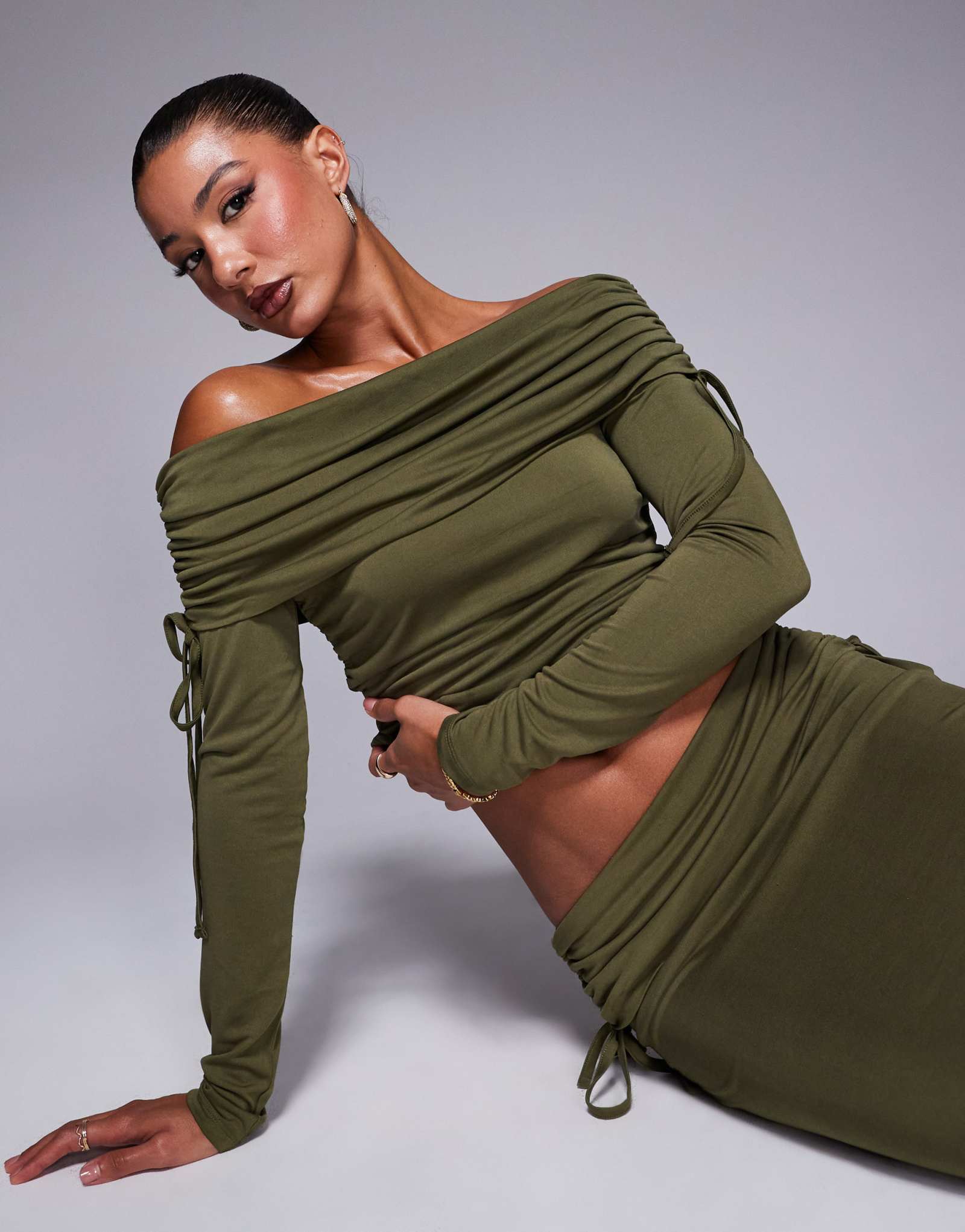 Топ с длинными рукавами и рюшами на плечах из модала премиум-класса от ASOS оливкового цвета