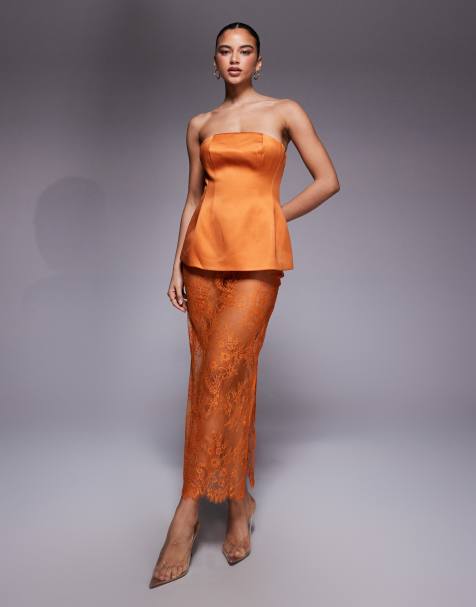 ASOS DESIGN – Premium – Orange, strukturerat set i satin med bandeau-topp i peplum-modell av satin och spetskjol - view 1