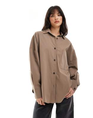 ASOS DESIGN - Premium-Oversize-Hemd aus Nylon-Mischgewebe in Camel-Neutral