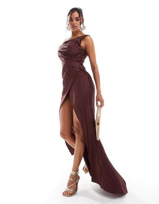 ASOS DESIGN - Premium - Plisseret oneshoulder-maxikjole med draperinger og superhøj slids i chokoladebrun