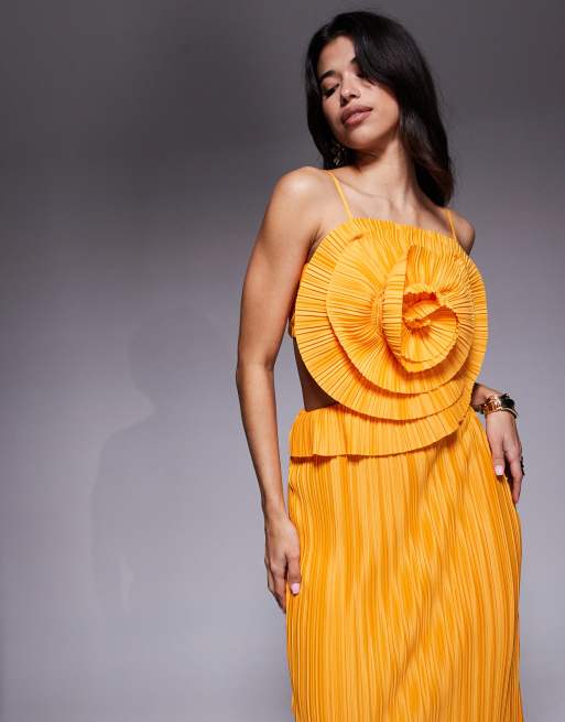 ASOS DESIGN – Premium – Plissiertes Midikleid in Apricot mit Oversize-Ansteckblume an der Brust, 4 von 4