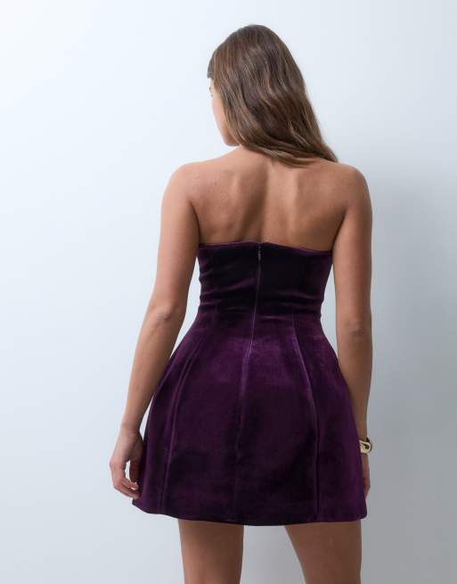 ASOS DESIGN Premium robe courte bandeau en velours sculptée avec liseré doré, prune foncé, 3 de 4