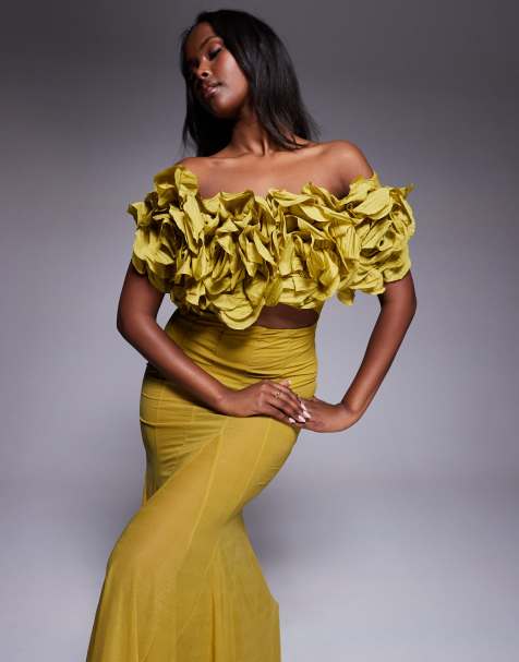 ASOS DESIGN – Premium – Schulterfreies Maxikleid in Olivgrün mit Blumendetail - view 1