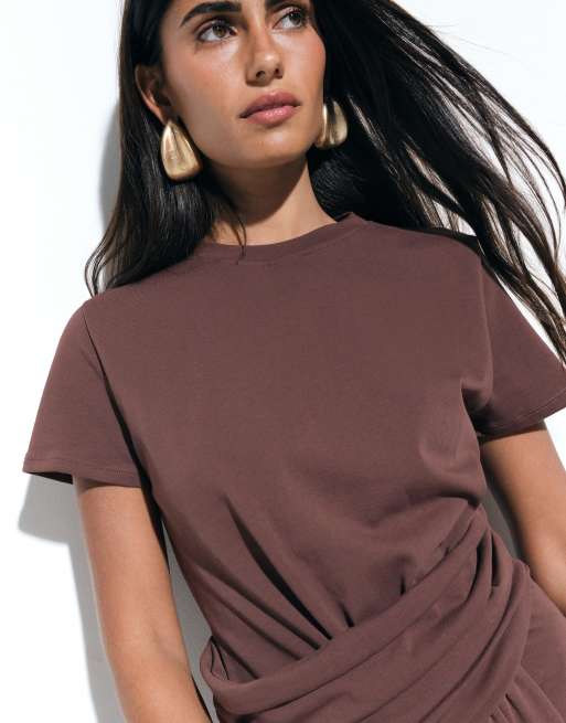 ASOS DESIGN Premium schweres T-Shirt mit Rundhalsausschnitt und Fransen-Bindedetail in Braun, 3 von 4