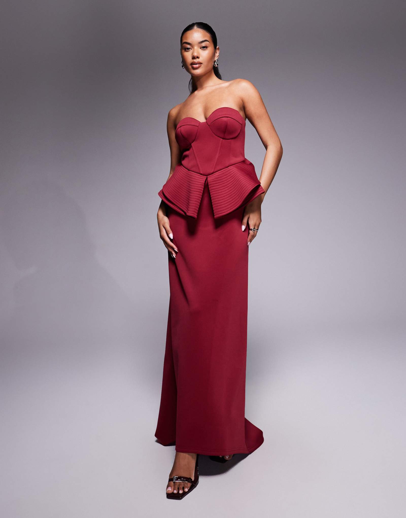 Макси-платье ASOS DESIGN премиум-класса со скульптурным рисунком бандо бордового цвета из ткани в стиле скуба