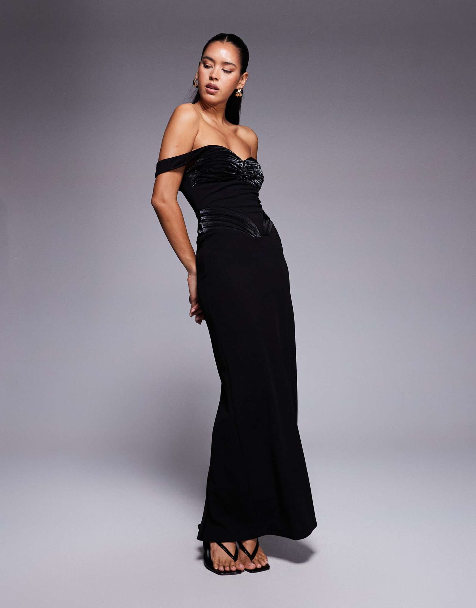 Премиальное структурированное платье-миди на корсете с открытыми плечами и формованными бедрами от ASOS DESIGN черного цвета