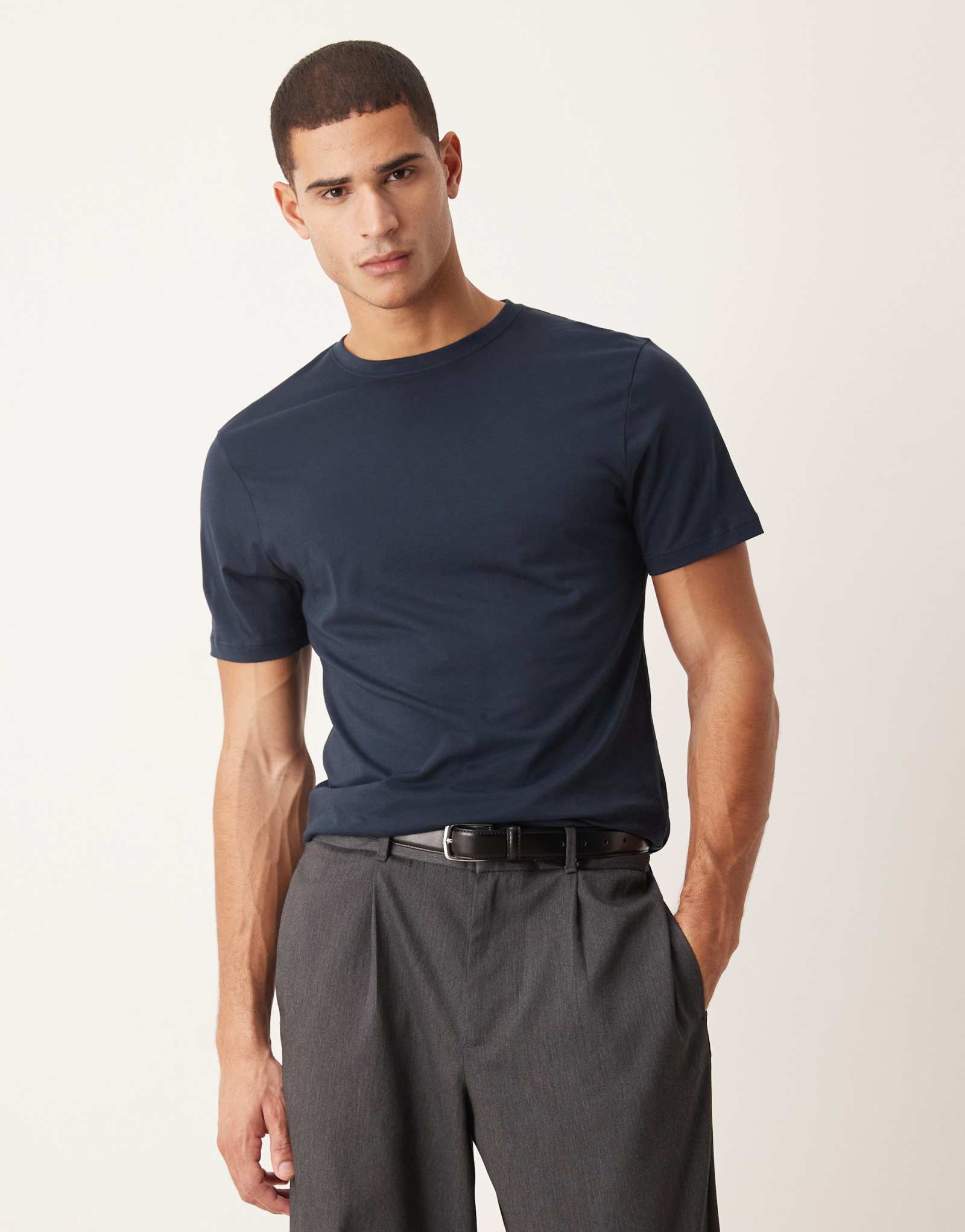 Темно-синяя хлопковая футболка с круглым вырезом от ASOS DESIGN Premium SUPIMA® из хлопка премиум-класса темно-синего цвета