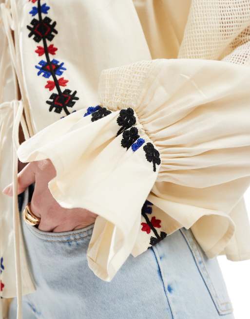 ASOS DESIGN – Premium – Topp med broderier, volymärmar och knytning framtill, 3 av 4
