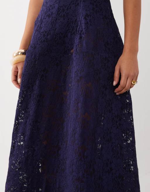ASOS DESIGN Premium trägerloses Maxikleid mit Spitzenoberteil und weitem Rock in Marineblau, 3 von 4