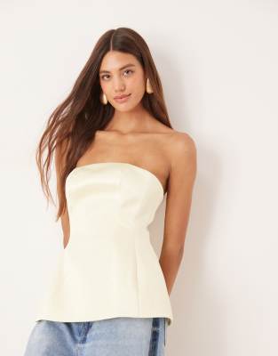 ASOS DESIGN - Premium - Trägerloses, strukturiertes Satin-Oberteil in Buttermilchgelb mit Schößchensaum