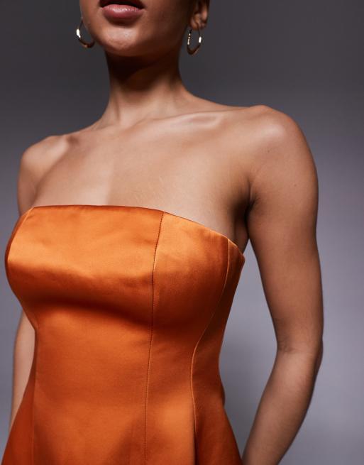 ASOS DESIGN – Premium – Trägerloses, strukturiertes Satin-Oberteil in Orange mit Schößchensaum, 3 von 4