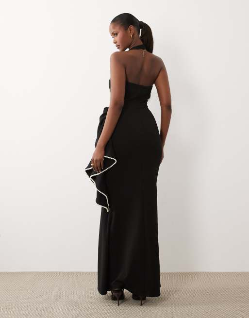 ASOS DESIGN Premium - Vestito lungo allacciato al collo in crêpe nero con fiocco oversize decorato con perle , 3 di 4