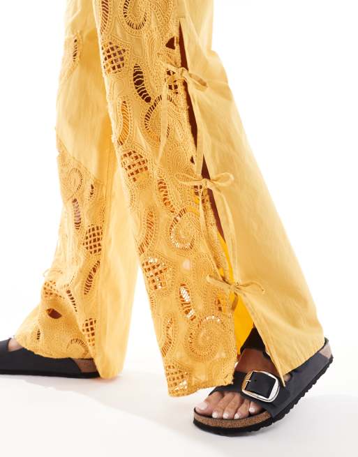 ASOS DESIGN Premium – Żółte spodnie z wycinanym wzorem i wiązaniem, 3 z 5
