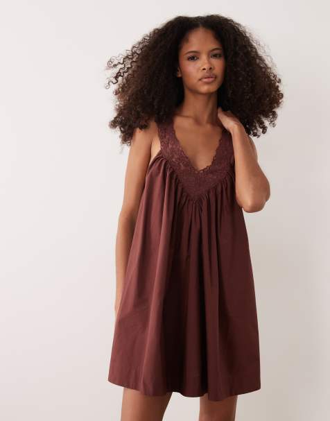ASOS DESIGN - Prendisole a punto smock corto in popeline con scollo a V e strato sovrapposto in pizzo color cioccolato caldo - view 1