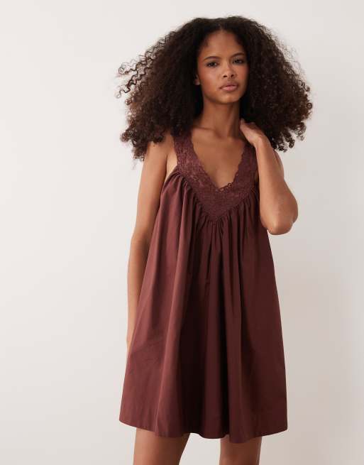 ASOS DESIGN - Prendisole a punto smock corto in popeline con scollo a V e strato sovrapposto in pizzo color cioccolato caldo , 1 di 4