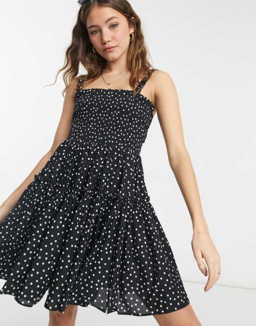 ASOS DESIGN - Prendisole corto a canottiera con bordi grezzi bianco e nero a pois