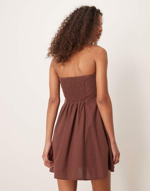 ASOS DESIGN - Prendisole corto a fascia color cioccolato con risvolto , 2 di 4