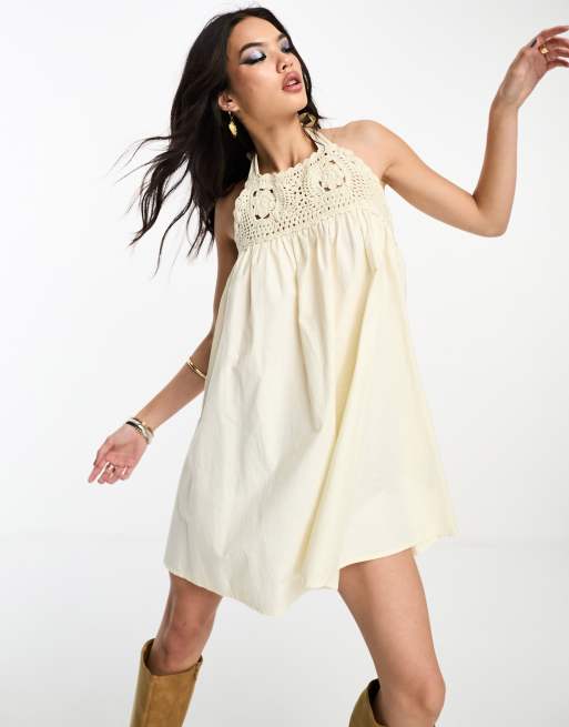 ASOS DESIGN - Prendisole corto a trapezio allacciato al collo all'uncinetto color crema